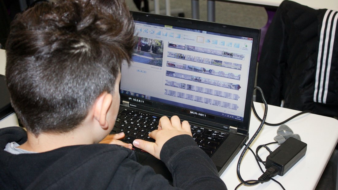 Studenti che modificano video sul proprio laptop