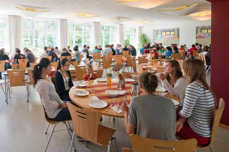 Studenti che mangiano insieme nella sala da pranzo
