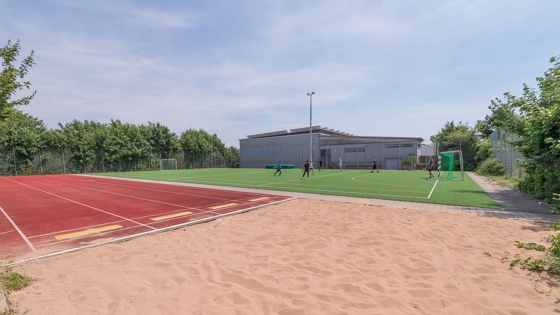 Campo sportivo per calcio e atletica leggera con pozzo di sabbia