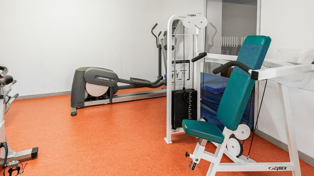 Sala fitness con panca pesi e ellittica